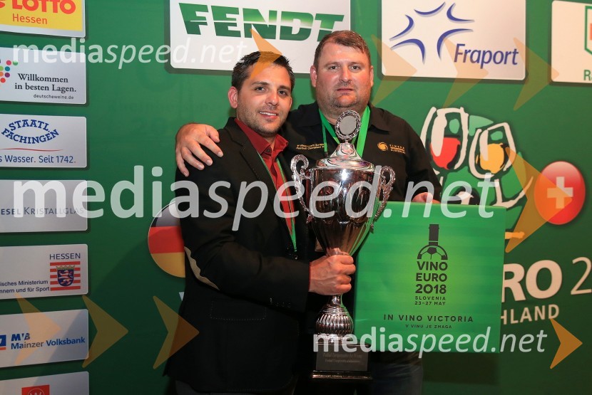  Aleš Križnar, direktor Vino EURO 2018;  Sebastjan Rojs, selektor Vinske reprezentance SlovenijeSvečana podelitev pokala zmagovalcem nogometnega prvenstva vinarjev