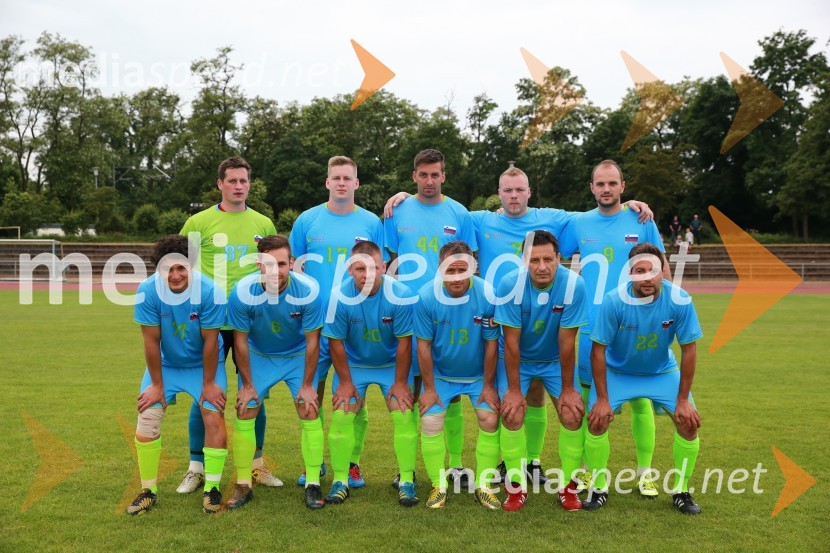  Timi Kaloh, nogometaš Vinske reprezentance Slovenije;  Jure Stegne, vratar Vinske reprezentance Slovenije;  Jure Veber, nogometaš Vinske reprezentance Slovenije;  Nejc Ščurek, nogometaš Vinske reprezentance Slovenije;  Boštjan Žnuderl,  nogometaš Vinske reprezentance Slovenije ;  ... ;  Matej Hlebec, kapetan ekipe VRS;  Tomaž Ščurek, nogometaš Vinske reprezentance Slovenije ;  Robi Fišer, nogometaš Slovenske vinske reprezentance;  Matej  Vračko, Vinogradništvo Vračko, nogometaš Vinske reprezentance Slovenije;  Tim Lo Duca, nogometaš Vinske reprezentance SlovenijeVinska reprezentanca Slovenije z zmago nad Italijo v finale EP vinarjev v nogometu in obisk Rüdesheim am Rhein