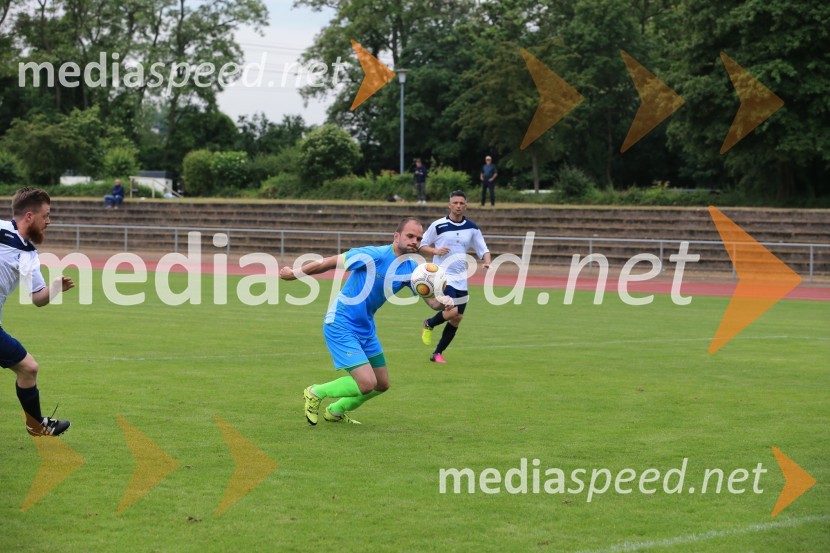  Matej  Vračko, Vinogradništvo Vračko, nogometaš slovenske vinske reprezentance;  ... Vinska reprezentanca Slovenije z zmago nad Italijo v finale EP vinarjev v nogometu in obisk Rüdesheim am Rhein