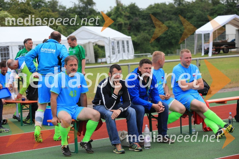  ... ;  ... ;  Marko Toplak, Turistična kmetija Toplak, nogometaš Vinske reprezentance Slovenije;  Borut Prapotnik, nogometaš Vinske reprezentance Slovenije;  Tomaž Ščurek, nogometaš Vinske reprezentance Slovenije Vinska reprezentanca Slovenije z zmago nad Italijo v finale EP vinarjev v nogometu in obisk Rüdesheim am Rhein