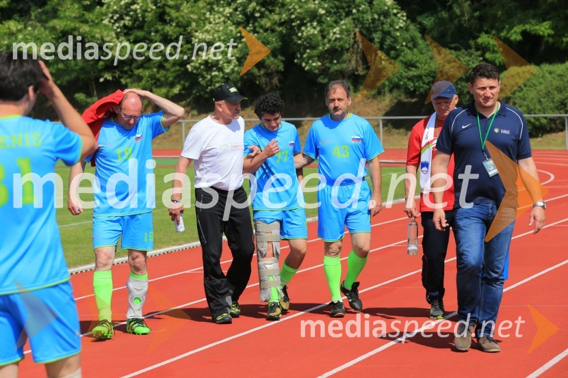  Bogomir Valdhuber, vinar, Vino Valdhuber, nogometaš Vinske reprezentance Slovenije;  ... ;  Timi Kaloh, nogometaš Vinske reprezentance Slovenije;  ... ;  ... Vinska reprezentanca Slovenije z zmago nad Italijo v finale EP vinarjev v nogometu in obisk Rüdesheim am Rhein
