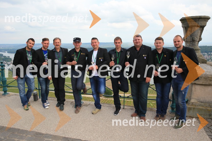 Ekipa Vinske reprezentance SlovenijeVinska reprezentanca Slovenije z zmago nad Italijo v finale EP vinarjev v nogometu in obisk Rüdesheim am Rhein