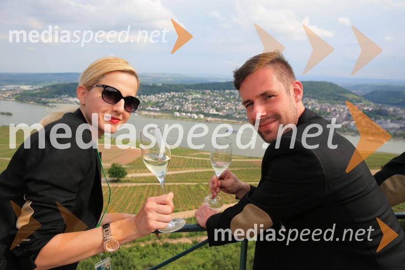  Natalija Pravdič, Mediaspeed;  Jure Veber, nogometaš Vinske reprezentance SlovenijeVinska reprezentanca Slovenije z zmago nad Italijo v finale EP vinarjev v nogometu in obisk Rüdesheim am Rhein