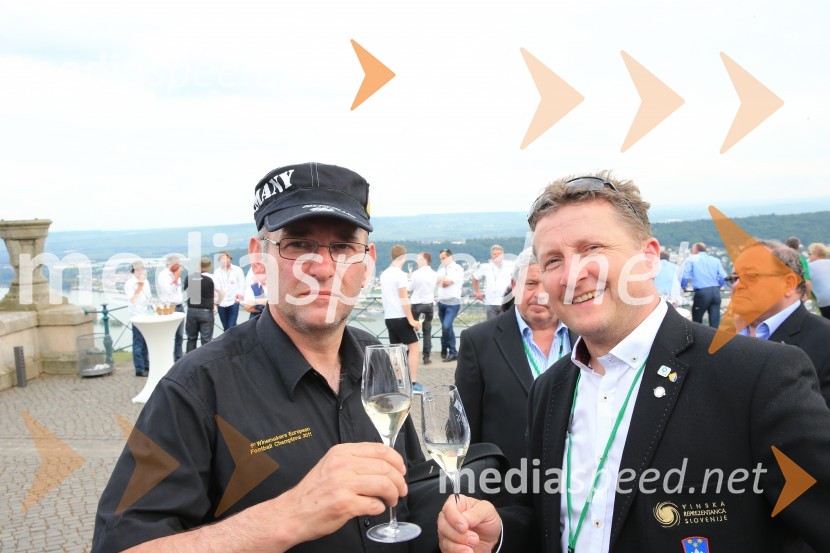  Bogomir Valdhuber, vinar, Vino Valdhuber, nogometaš Vinske reprezentance Slovenije;  Danilo Steyer,   vinar, Steyer Vina; vinski vitez, predsednik Vinske reprezentance SlovenijeVinska reprezentanca Slovenije z zmago nad Italijo v finale EP vinarjev v nogometu in obisk Rüdesheim am Rhein