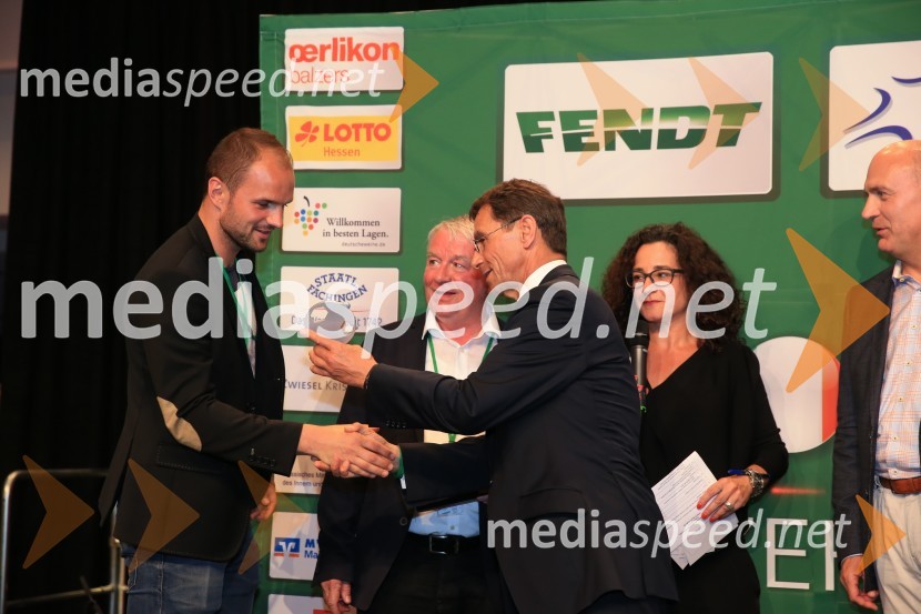  Matej  Vračko, Vinogradništvo Vračko, nogometaš slovenske vinske reprezentance;  ... Svečana podelitev pokala zmagovalcem nogometnega prvenstva vinarjev