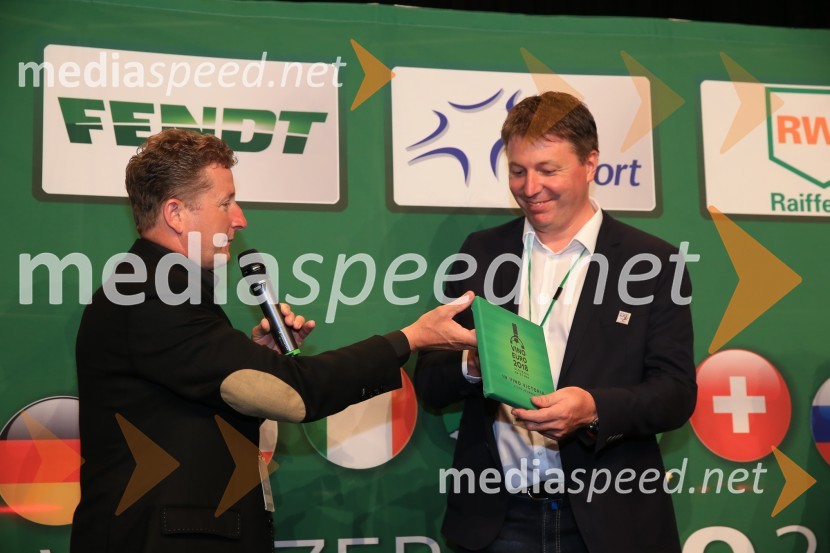  Danilo Steyer,   vinar, Steyer Vina; vinski vitez, predsednik Vinske reprezentance Slovenije;  ... Svečana podelitev pokala zmagovalcem nogometnega prvenstva vinarjev