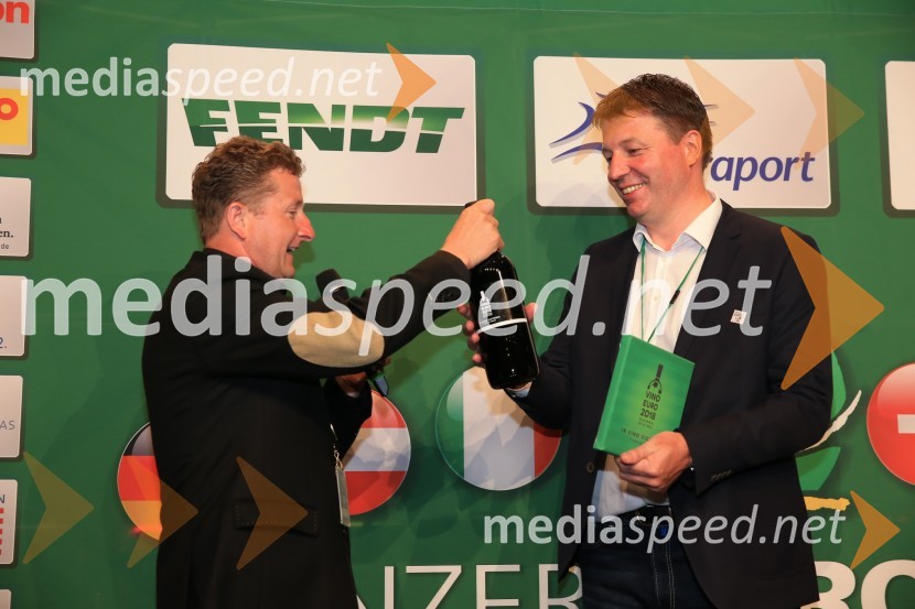  Danilo Steyer,   vinar, Steyer Vina; vinski vitez, predsednik Vinske reprezentance Slovenije;  ... Svečana podelitev pokala zmagovalcem nogometnega prvenstva vinarjev