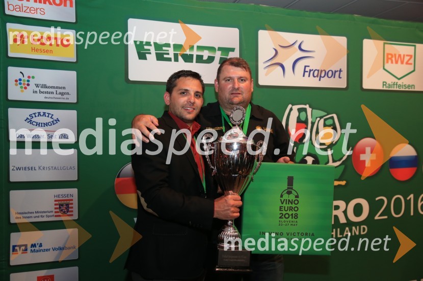  Aleš Križnar, direktor Vino EURO 2018;  Sebastijan Rojs, selektor vinske reprezentance SlovenijeSvečana podelitev pokala zmagovalcem nogometnega prvenstva vinarjev