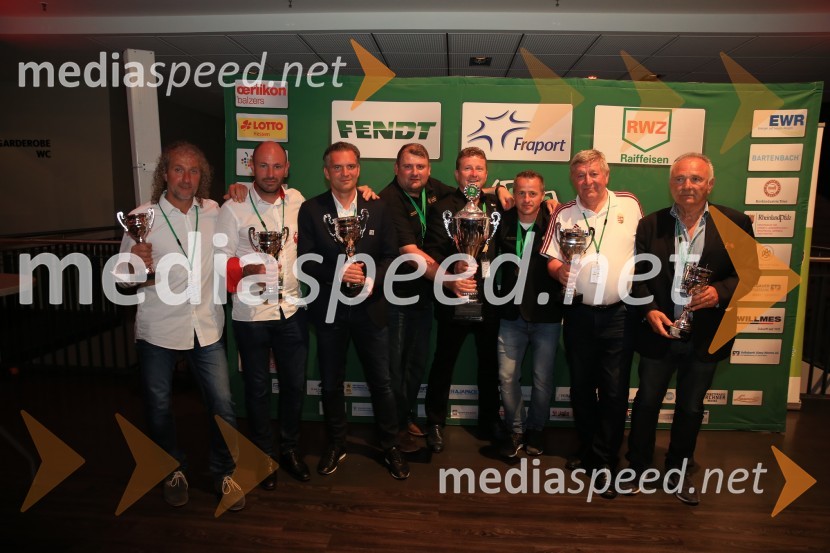  ... ;  ... ;  ... ;  Sebastijan Rojs, selektor vinske reprezentance Slovenije;  Danilo Steyer,   vinar, Steyer Vina; vinski vitez, predsednik Vinske reprezentance Slovenije;  Matej Hlebec, kapetan ekipe VRS;  ... ;  ... Svečana podelitev pokala zmagovalcem nogometnega prvenstva vinarjev