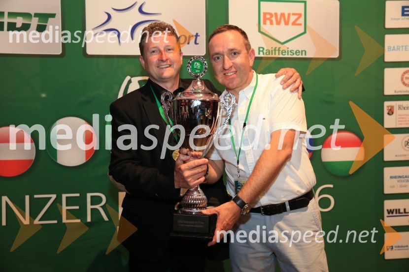  Danilo Steyer,   vinar, Steyer Vina; vinski vitez, predsednik Vinske reprezentance Slovenije;  Borut  Cvetko, kreativni direktor MediaspeedSvečana podelitev pokala zmagovalcem nogometnega prvenstva vinarjev