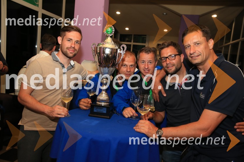  Jure Veber, nogometaš Vinske reprezentance Slovenije;  Boštjan Žnuderl,  nogometaš Vinske reprezentance Slovenije ;  Matej Hlebec, kapetan ekipe VRS;  Tim Lo Duca, nogometaš Vinske reprezentance Slovenije;  Robi Fišer, nogometaš Slovenske vinske reprezentanceSvečana podelitev pokala zmagovalcem nogometnega prvenstva vinarjev