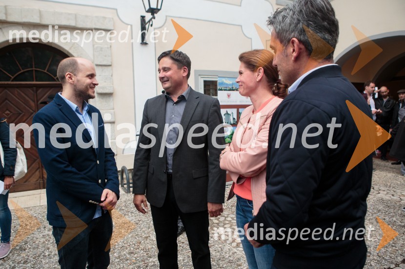  Mitja Okorn, režiser;  Boštjan Trilar, župan občine Kranj; mag. Alenka Bratušek, nekdanja predsednica vlade Republike Slovenije;  Mitja CvjetičaninMitja Okorn je za svoj film Planet samskih prejel dve zlati roli
