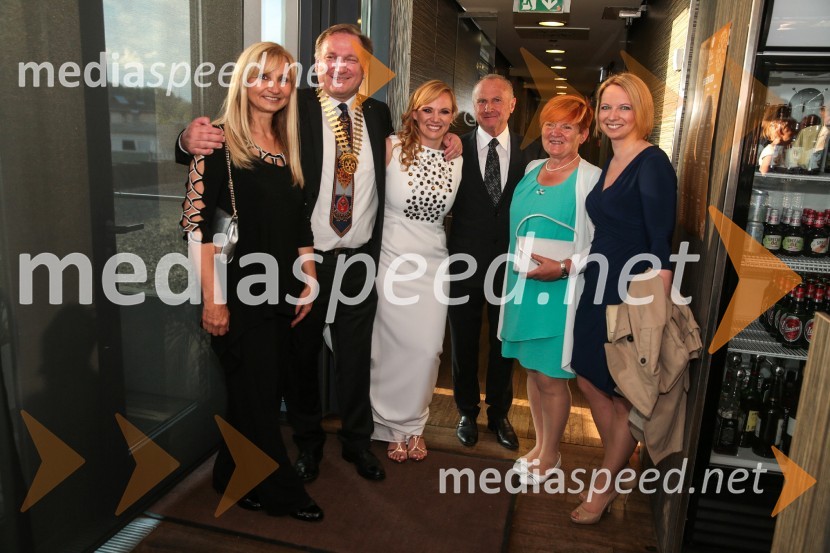   Snežana Šuput Gulin; prof. dr. Bojan Cestnik, predsednik Rotary Cluba Ljubljana Ilirija;  Martina Ring, Solvera Lynx d.d., predsednica Rotary Cluba Ljubljana Julija;  Vinko Ring;  Irena Ring;  Ana RingRotary dobrodelna prireditev