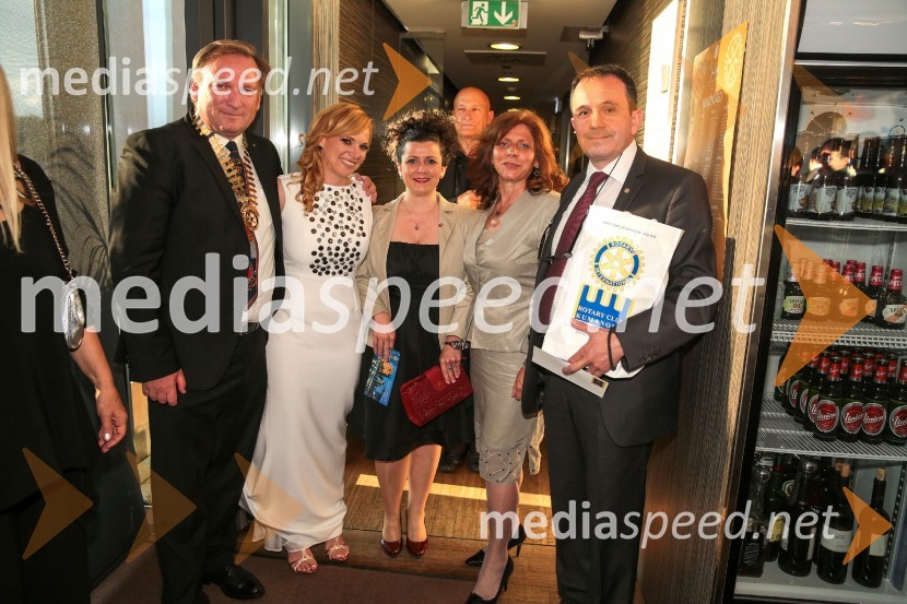 prof. dr. Bojan Cestnik, predsednik Rotary Cluba Ljubljana Ilirija;  Martina Ring, Solvera Lynx d.d., predsednica Rotary Cluba Ljubljana Julija;  ... ;  ... ;  ... Rotary dobrodelna prireditev