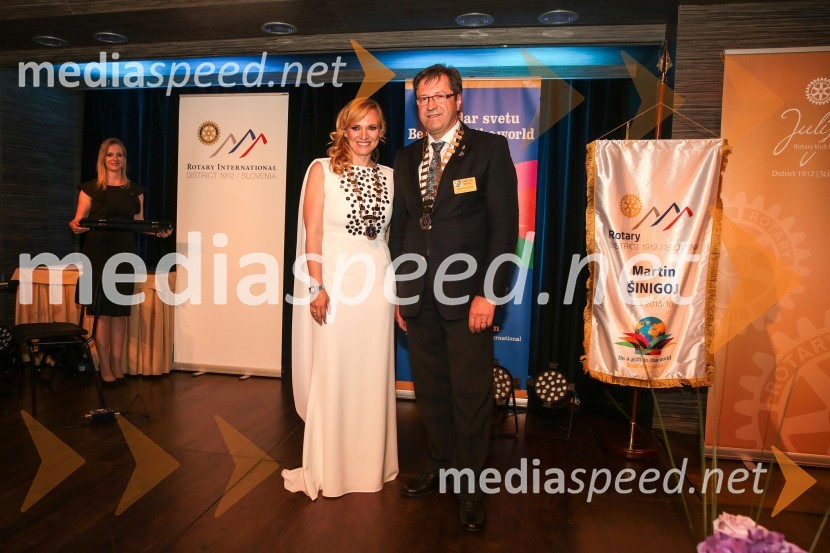  Martina Ring, Solvera Lynx d.d., predsednica Rotary Cluba Ljubljana Julija;  Martin Šinigoj, Guverner Rotary Distrikta 1912Rotary dobrodelna prireditev
