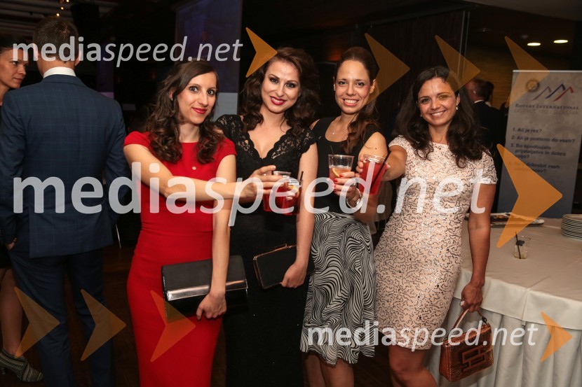  Katarina Gavrič;  Sabina Dolič;  Kristina Boštjančič,  lastnica kavarne ČUK;  Nina BalentRotary dobrodelna prireditev