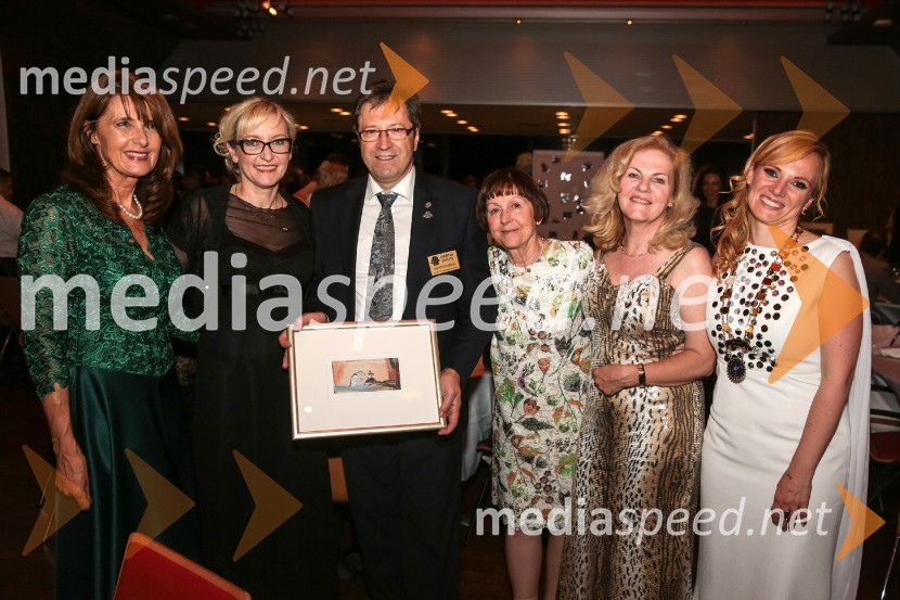  Irena Vrhovnik;  Klementina Golija Tutta, akademska slikarka;  Martin Šinigoj, Guverner Rotary Distrikta 1912;  Tanja Kogoj;  Irena Kos, Telemach;  Martina Ring, Solvera Lynx d.d., predsednica Rotary Cluba Ljubljana JulijaRotary dobrodelna prireditev