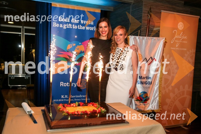  Nuša Lesar, novinarka in vodtieljica;  Martina Ring, Solvera Lynx d.d., predsednica Rotary Cluba Ljubljana JulijaRotary dobrodelna prireditev
