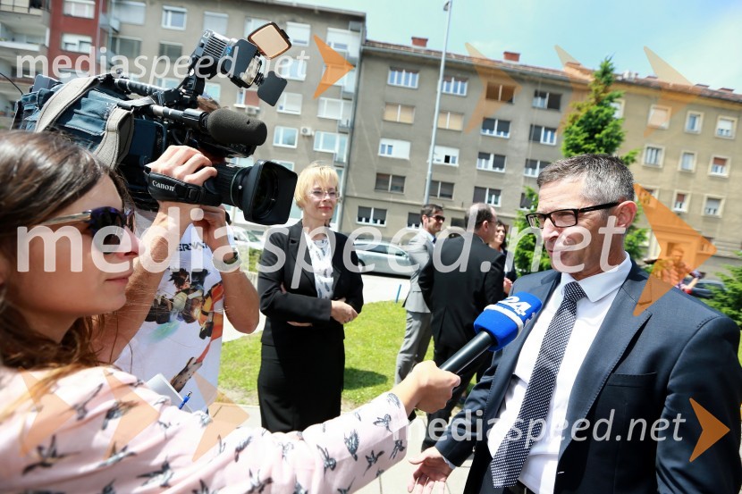  Jana Ujčič, novinarka, Pop TV; mag. Boris Novak, generalni direktor, Pošta SlovenijePošta Slovenije postavlja mrežo 24 paketomatov po Sloveniji