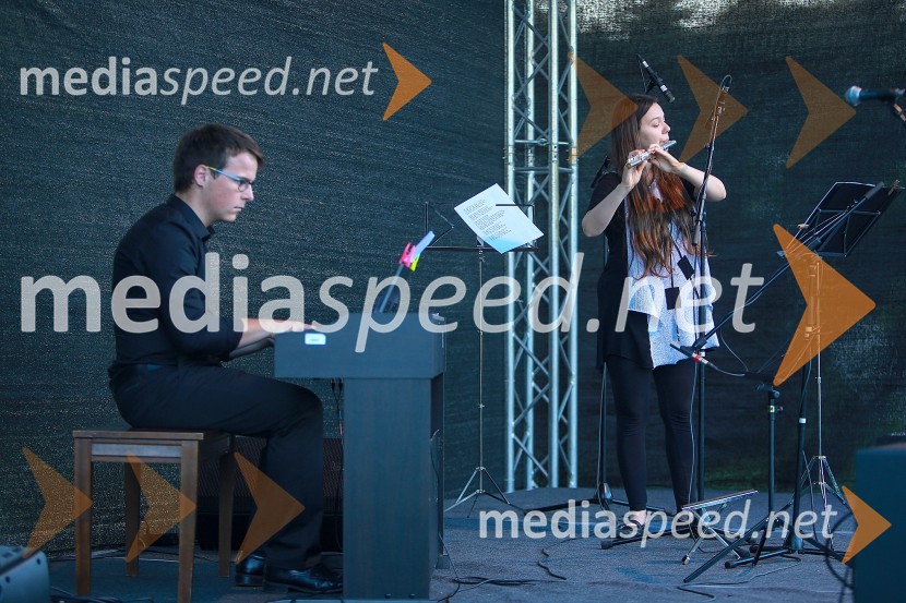 Vrtnice in vino, koncert v Botaničnem vrtu UM