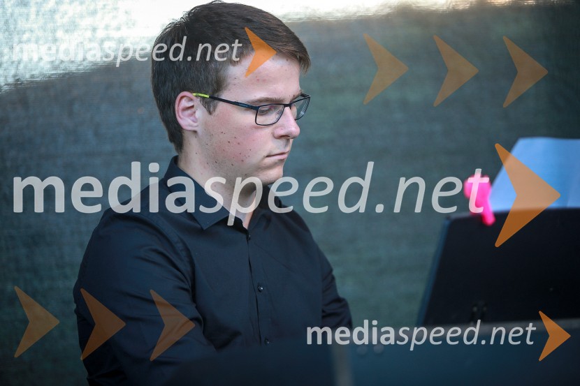 Vrtnice in vino, koncert v Botaničnem vrtu UM