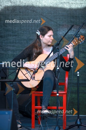 Vrtnice in vino, koncert v Botaničnem vrtu UM