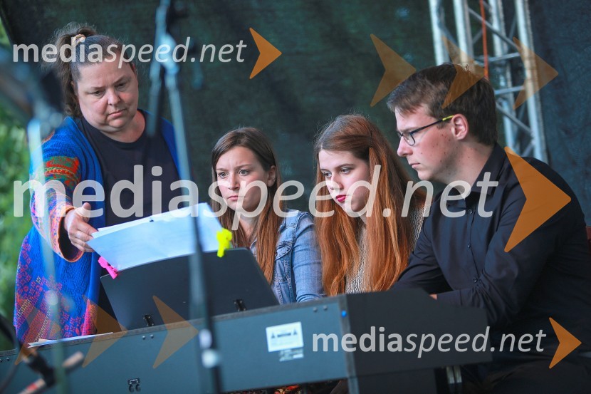 Vrtnice in vino, koncert v Botaničnem vrtu UM