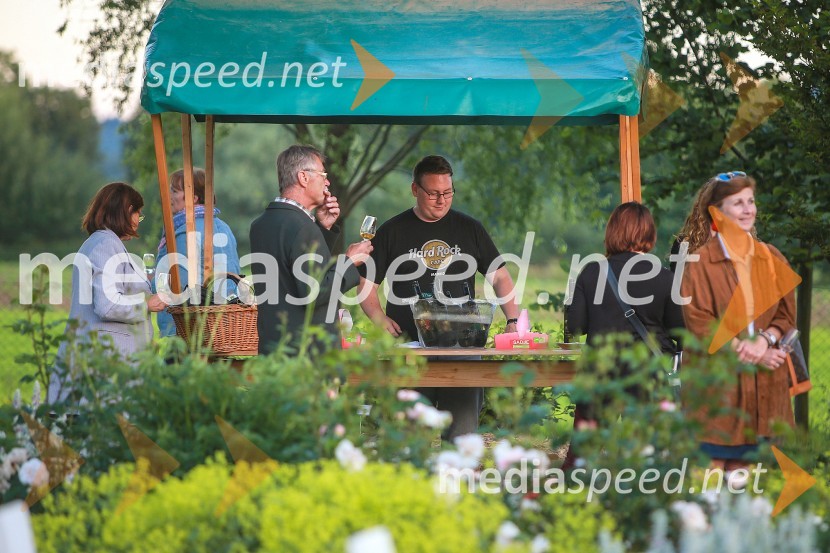 Vrtnice in vino, koncert v Botaničnem vrtu UM