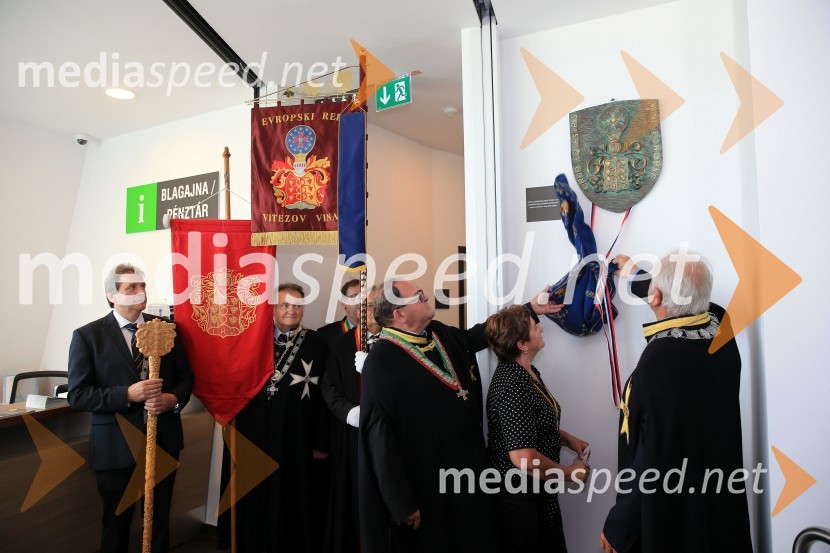  Ignac Naci Rajh, Gostilna Rajh, Bakovci; Prvi legat Legature za Pomurje, Evropski red vitezov vina, Konzulat za Slovenijo ;  Marika Feher, članica, Legatura za Pomurje, Evropski red vitezov vina, Konzulat za Slovenijo ;  Franc Vrezner, Evropski red vitezov vina, Konzulat za Slovenijo Na stolpu Vinarium Lendava odprli razstavo pomurske lončene posode