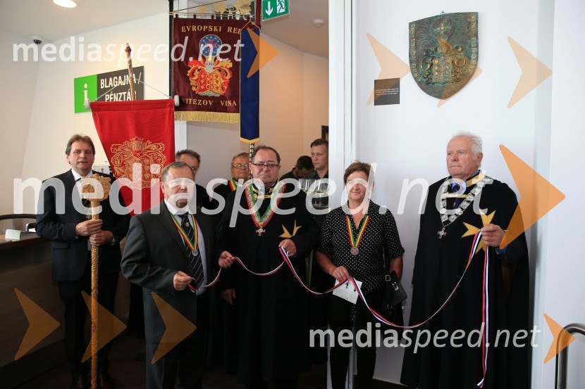  Stanislav Gjerkeš, podžupan, Občina Lendava;  Ignac Naci Rajh, Gostilna Rajh, Bakovci; Prvi legat Legature za Pomurje, Evropski red vitezov vina, Konzulat za Slovenijo ;  Marika Feher, članica, Legatura za Pomurje, Evropski red vitezov vina, Konzulat za Slovenijo ;  Franc Vrezner, Evropski red vitezov vina, Konzulat za Slovenijo Na stolpu Vinarium Lendava odprli razstavo pomurske lončene posode