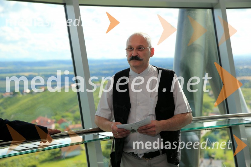 dr. Zoltán Lendvai Kepe , etnolog Galerije-Muzeja LendavaNa stolpu Vinarium Lendava odprli razstavo pomurske lončene posode