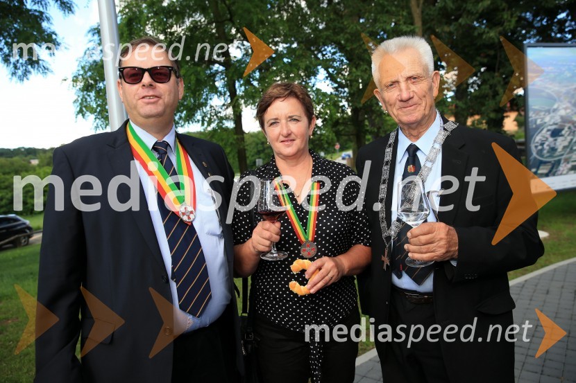  Mitja Kos, maršal, Legatura za Pomurje, Evropski red vitezov vina, Konzulat za Slovenijo ;  Marika Feher, članica, Legatura za Pomurje, Evropski red vitezov vina, Konzulat za Slovenijo ;  Alojz Slavič, častni maršal senior, Legatura za Pomurje, Evropski red vitezov vina, Konzulat za Slovenijo Na stolpu Vinarium Lendava odprli razstavo pomurske lončene posode