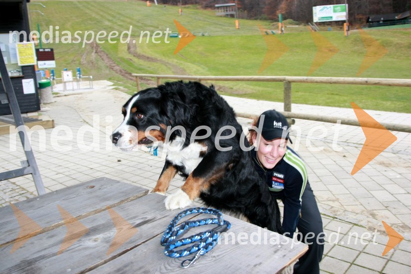 Ilka Štuhec, smučarka in njena psička IšaIlka Štuhec, smučarka