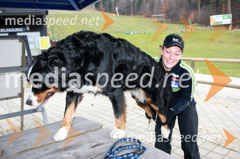 Ilka Štuhec, smučarka in njena psička IšaIlka Štuhec, smučarka