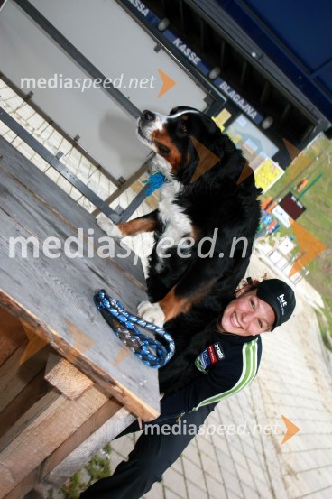 Ilka Štuhec, smučarka in njena psička IšaIlka Štuhec, smučarka