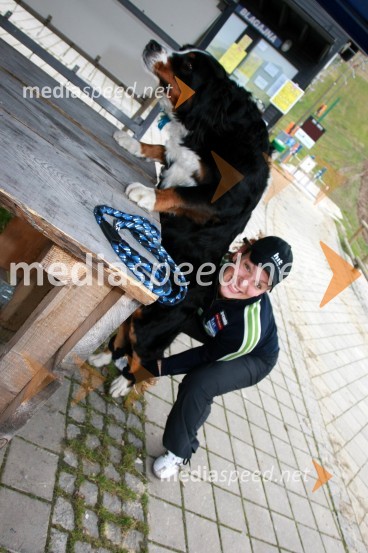 Ilka Štuhec, smučarka in njena psička IšaIlka Štuhec, smučarka