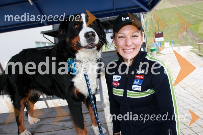 Ilka Štuhec, smučarka in njena psička IšaIlka Štuhec, smučarka