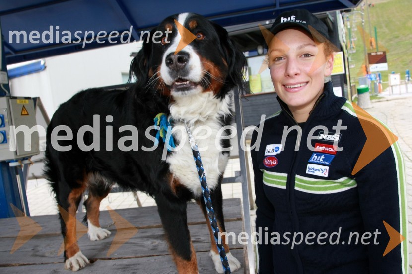 Ilka Štuhec, smučarka in njena psička IšaIlka Štuhec, smučarka