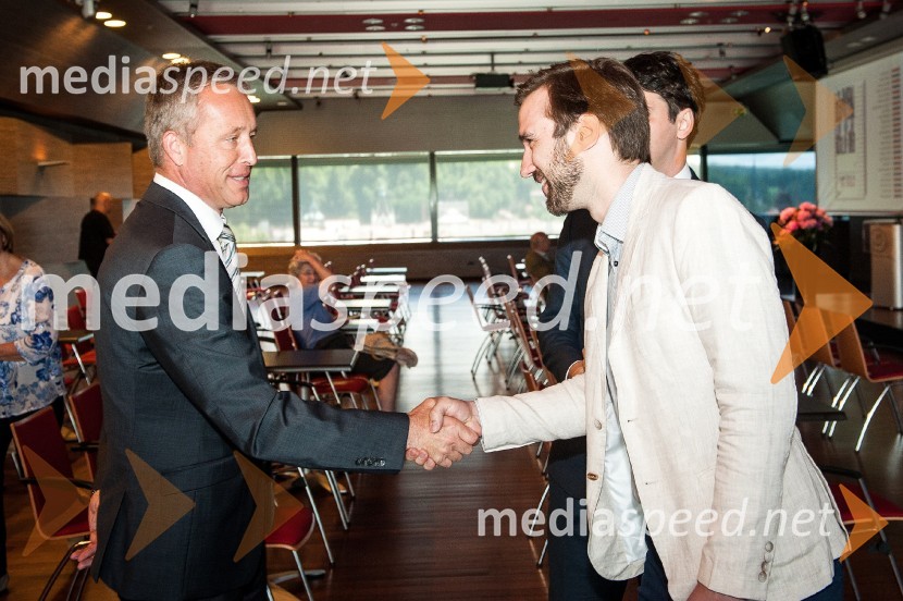  ... ;   Ožbej Peterle, soavtor knjige Slovenija in pika!Slovenija in pika, predstavitev knjige