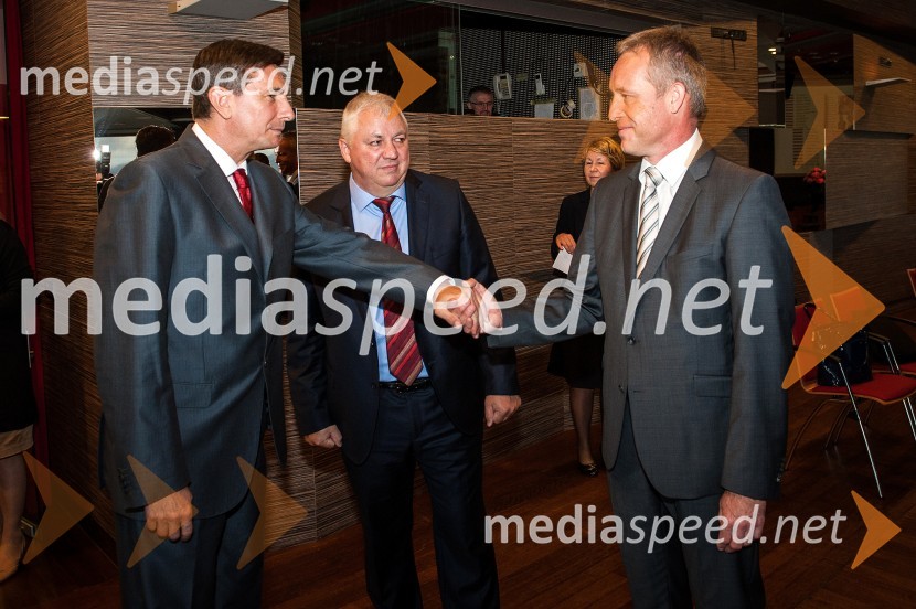  Borut Pahor, predsednik Republike Slovenije;  Peter Tomšič, predsednik uprave, Mladinska knjiga Založba;  ... Slovenija in pika, predstavitev knjige