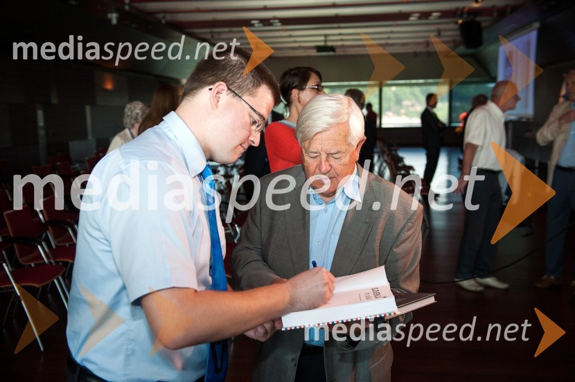  Boštjan Furlan, soavtor knjige Slovenija in Pika!;  Milan Kučan, nekdanji predsednik Republike SlovenijeSlovenija in pika, predstavitev knjige