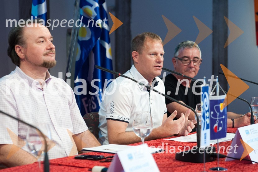  Patrik Greblo, dirigent;  Tomaž Krajnčič, direktor marketinga in odnosov z javnostmi, Hypo Alpe-Adria-Banki;  Cole Moretti, glasbenikPoletna noč 2016, novinarska konferenca in predstavitev programa