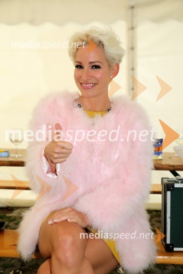  Alja Omladič - Alya, pevkaDan odprtih kleti 2016, Radgonske gorice