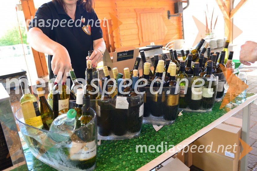 Nogometna tekma med gostinci in vinarji