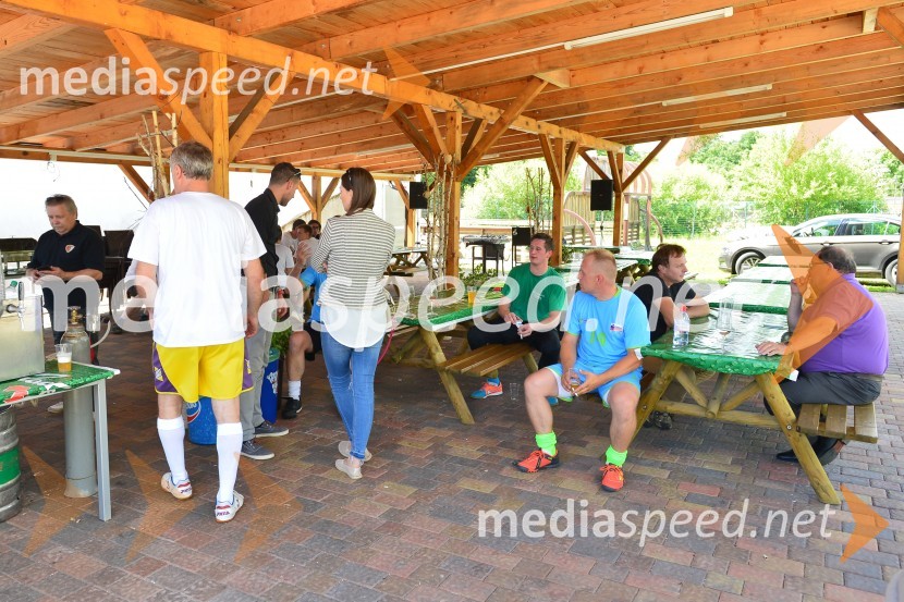 Nogometna tekma med gostinci in vinarji