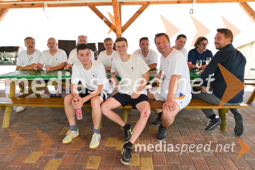 Nogometna tekma med gostinci in vinarji