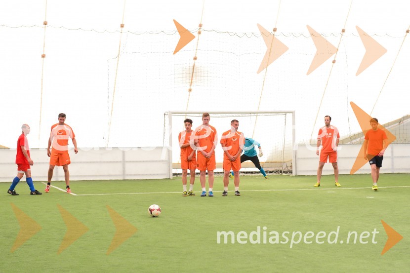 Srečanje med primorskimi vinarji in gorenjskimi gostinci na tradicionalnem turnirju vinarjev in gostincev v Mariboru.Nogometna tekma med gostinci in vinarji