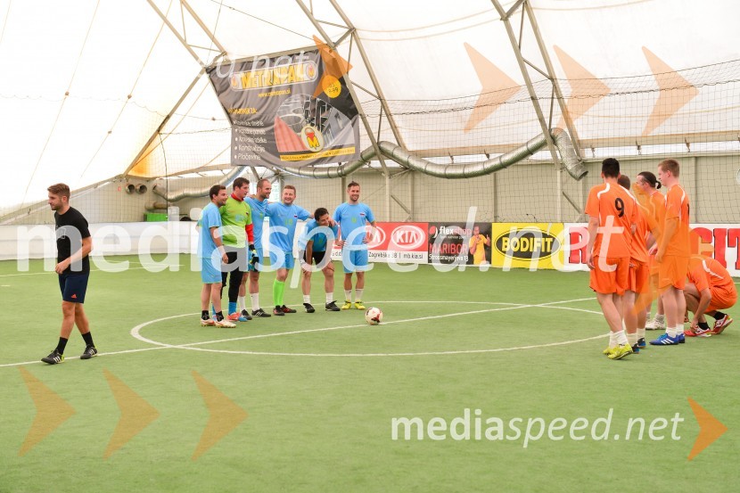 Srečanje za 2. mesto med štajerskimi in primorskimi vinarji na tradicionalnem trunirju vinarjev in gostincev.&nbsp;Nogometna tekma med gostinci in vinarji