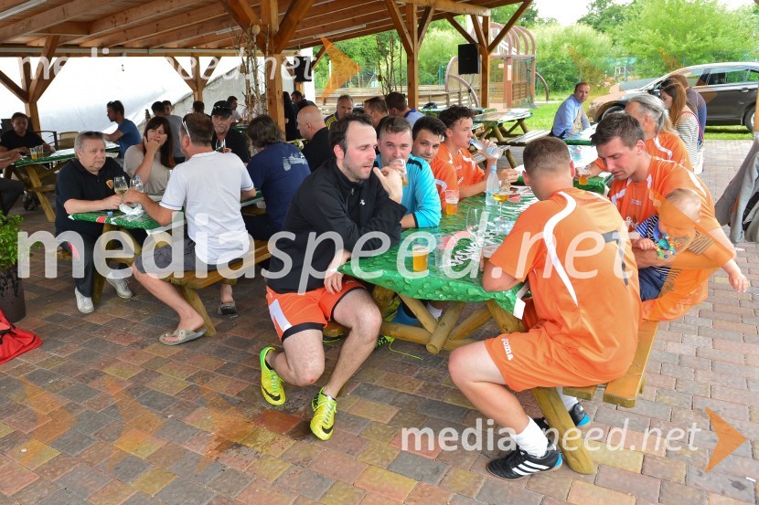 Nogometna tekma med gostinci in vinarji