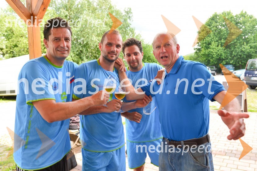  Robi Fišer, nogometaš Slovenske vinske reprezentance;  Matej  Vračko, Vinogradništvo Vračko, nogometaš slovenske vinske reprezentance;  Tim Lo Duca, nogometaš Vinske reprezentance Slovenije;  ... Nogometna tekma med gostinci in vinarji